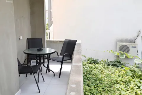 Manja natkrivena terasa sa stolom i stolicama. - image 13