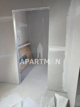Prikaz prostorije u fazi renoviranja sa pregradnim zidovima od gipsanih ploča. - image 3