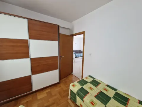 Manja spavaća soba sa ormarom i krevetom. - image 6