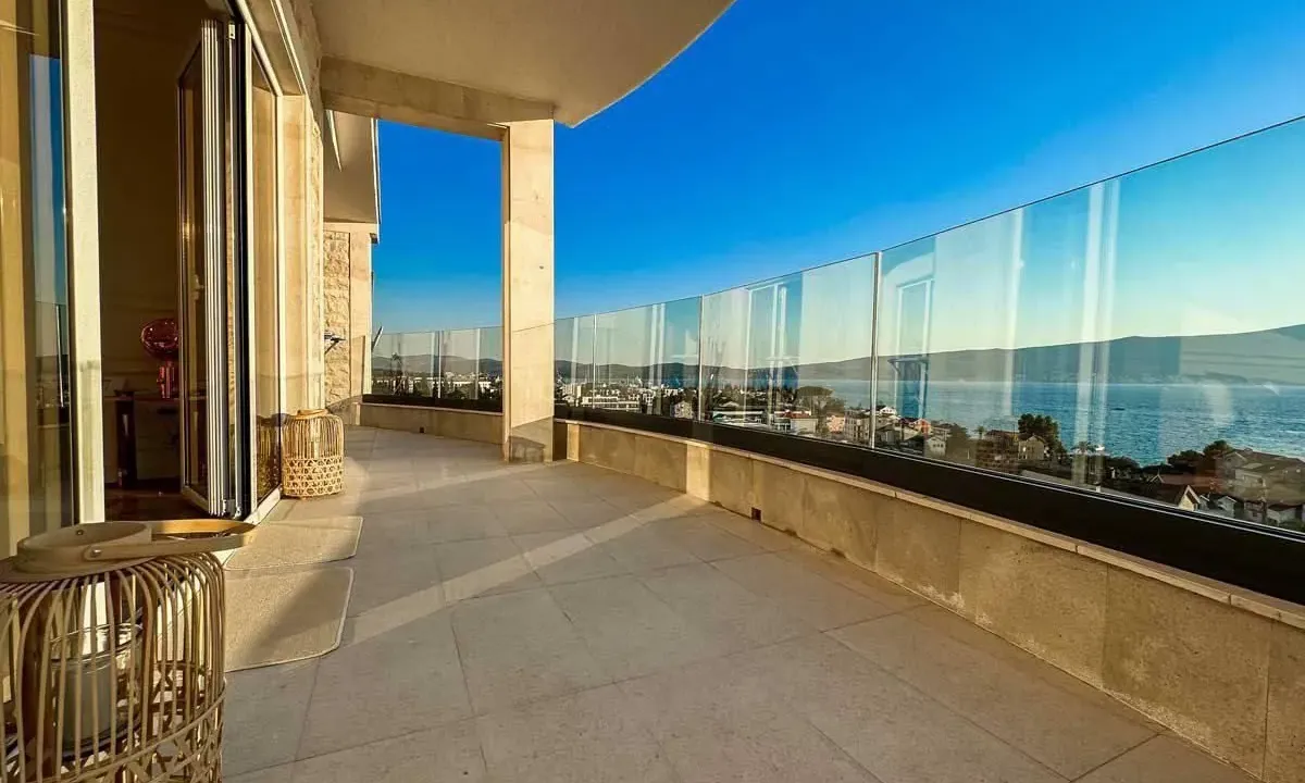 Izdavanje, dvosoban stan, 52m², Tivat, Crna Gora