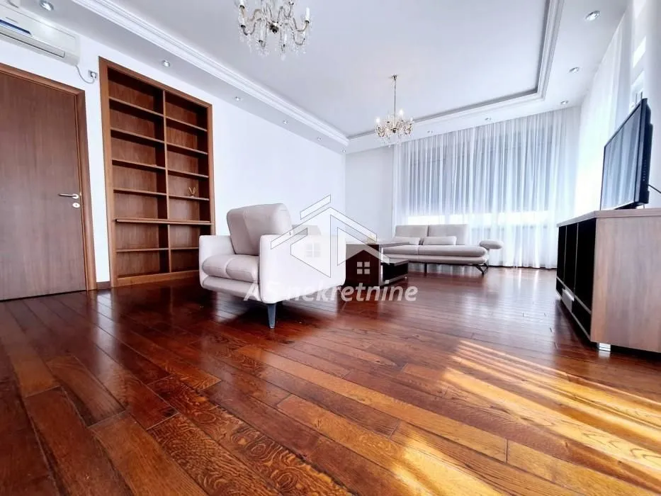 Izdavanje, četvorosoban stan, 135m², Savski Venac, Beograd
