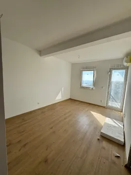 Prazna soba sa laminatom i izlazom na terasu. - image 2