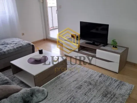 Izdavanje, jednosoban stan, 47m², City Kvart, Podgorica - image 1