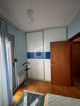Spavaća soba sa ugradnim ormarom, drvenim podom i izlazom na terasu. - image 8
