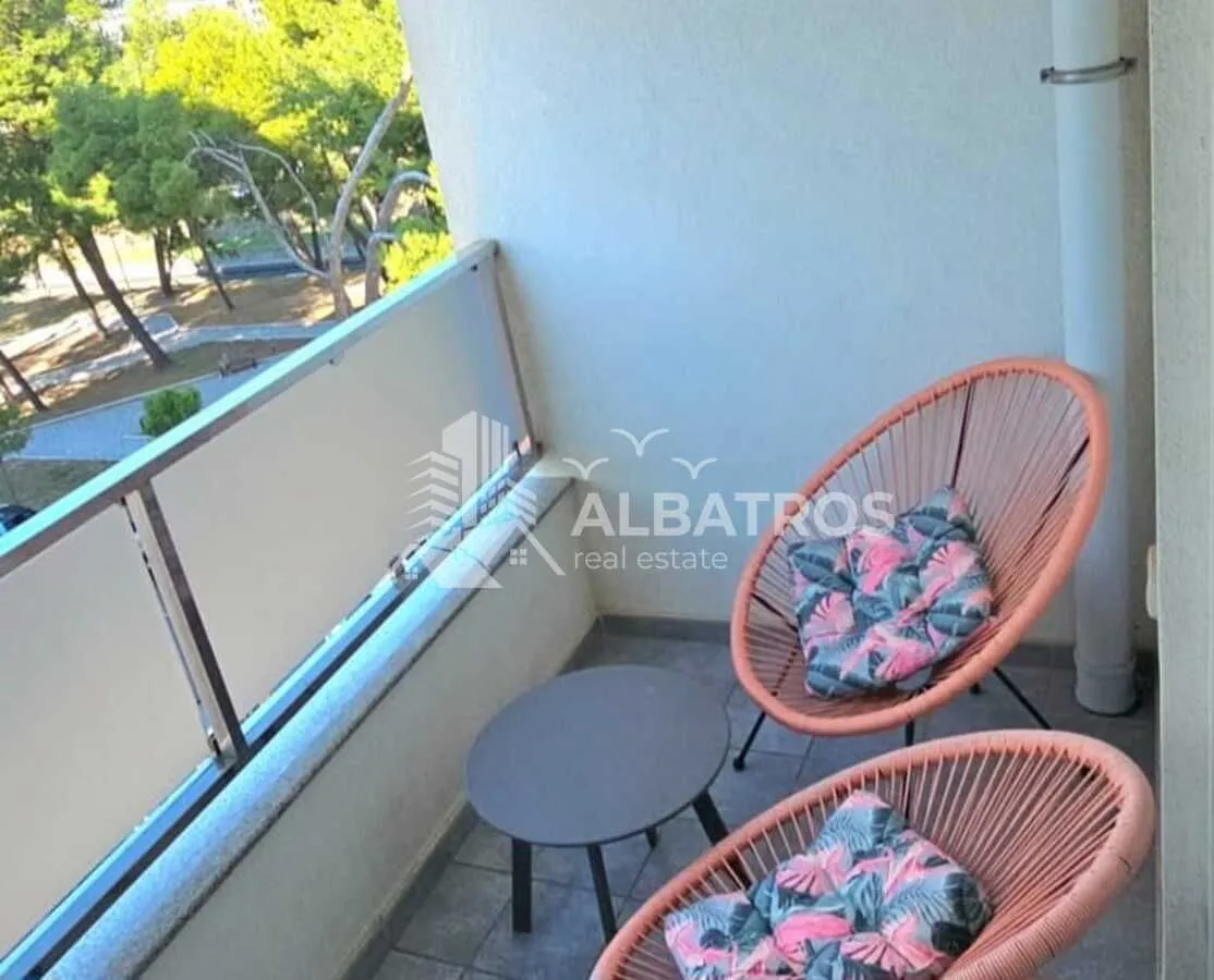 Manji namješten balkon sa dvije fotelje i stočićem.