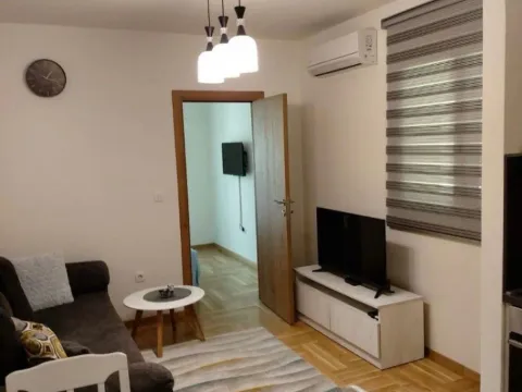 Izdavanje, jednosoban stan, 40m2, Centar, Tivat