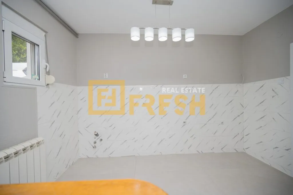 Sale, house, 350m², Vranići, Podgorica