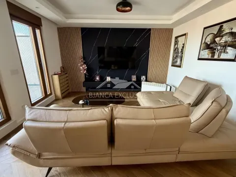 Dnevna soba sa ugaonom garniturom, TV-om i modernim zidnim panelima. - image 2