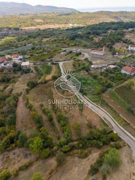 Pogled iz vazduha na seosko imanje sa zelenilom i okolnim objektima. - image 5