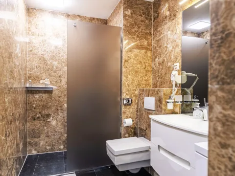 Izdavanje, jednosoban stan, 77m², Tre Canne, Budva - image 15