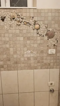 Detalj zida kupatila sa ukrasnim mozaikom od školjki i kamena. - image 19