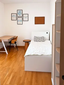 Dječja soba sa krevetom, radnim stolom i drvenim podom. - image 2