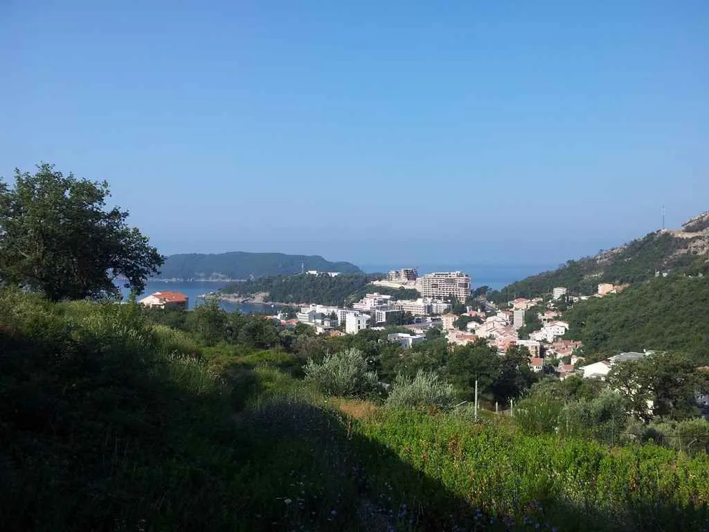 Pogled na more i naselje u daljini.
