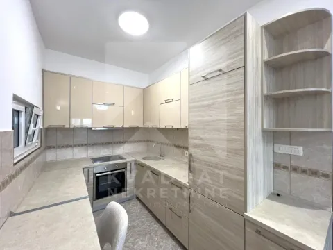 Kuhinja opremljena drvenim elementima i ugradnim kućnim aparatima. - image 6
