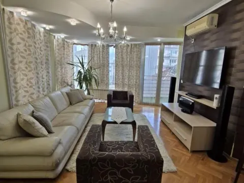 Izdavanje, trosoban stan, 68m², Centar, Kragujevac - image 1