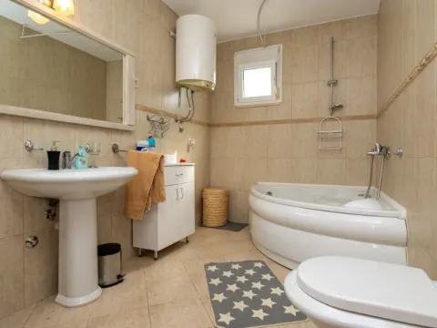 Sale, house, 200m², Tološi, Podgorica - image 19