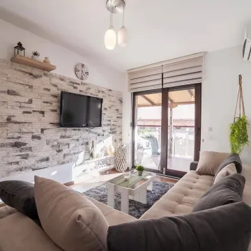 Living room with sofa, TV and access to the terrace. - image 3