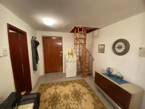 Manji dnevni boravak sa drvenim stepeništem i tepihom. - image 8