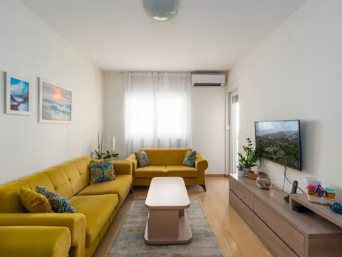 Prodaja, dvosoban stan, 72m², City Kvart, Podgorica - image 1