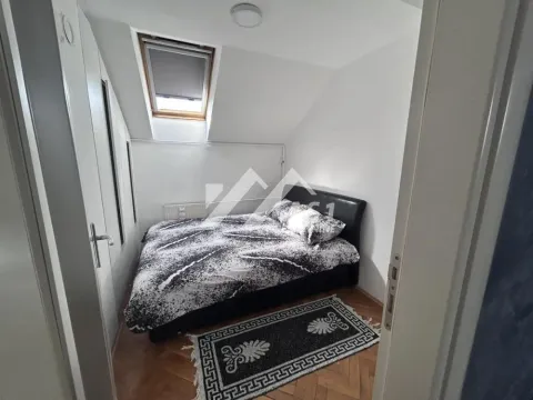 Manja spavaća soba sa bračnim krevetom i krovnim prozorom. - image 8
