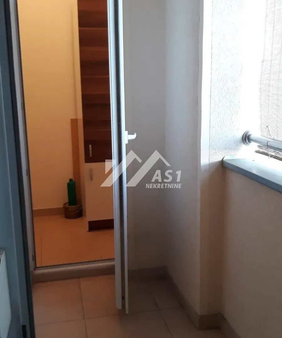 Izdavanje, trosoban stan, 58m², Centar, Novi Sad