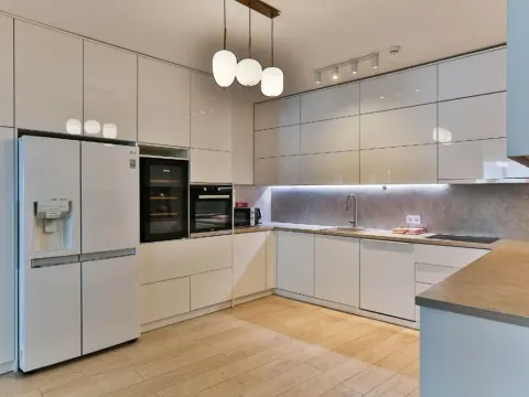 Izdavanje, trosoban stan, 190m², Budva, Crna Gora - image 4