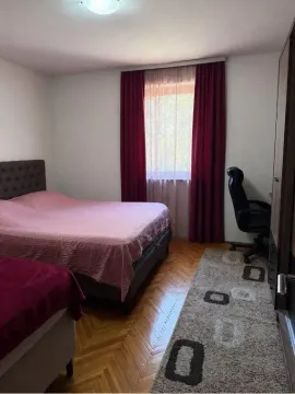 Namještena spavaća soba sa bračnim krevetom, radnim stolom i tepihom. - image 3