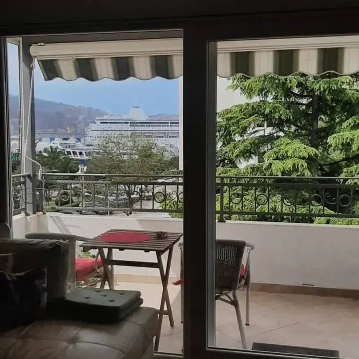 Izdavanje, dvosoban stan, 60m², Centar, Bar