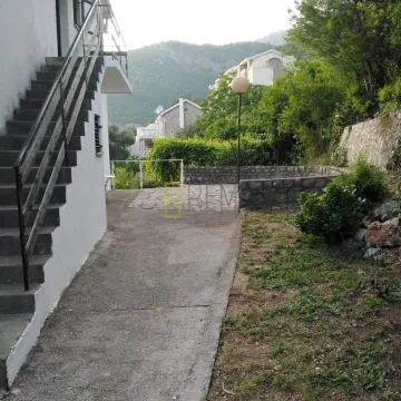 Eksterijer kuće sa dvorištem i spoljnim stepeništem. - image 17