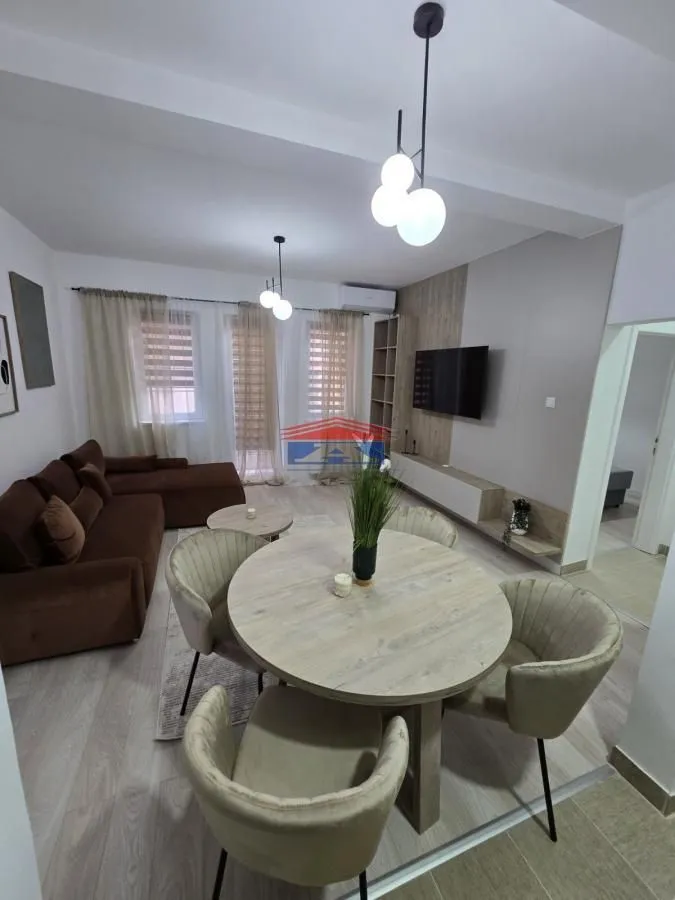 Izdavanje, četvorosoban stan, 69m², Centar, Novi Sad