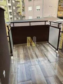 Nenamešten balkon sa keramičkim pločicama na podu i metalnom ogradom. - image 8