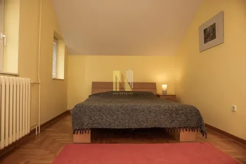 Spavaća soba sa bračnim krevetom i drvenim podom. - image 10