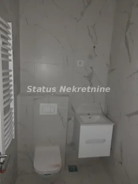 Manje kupatilo obloženo keramičkim pločicama sa ugradnom šoljom i umivaonikom. - image 4