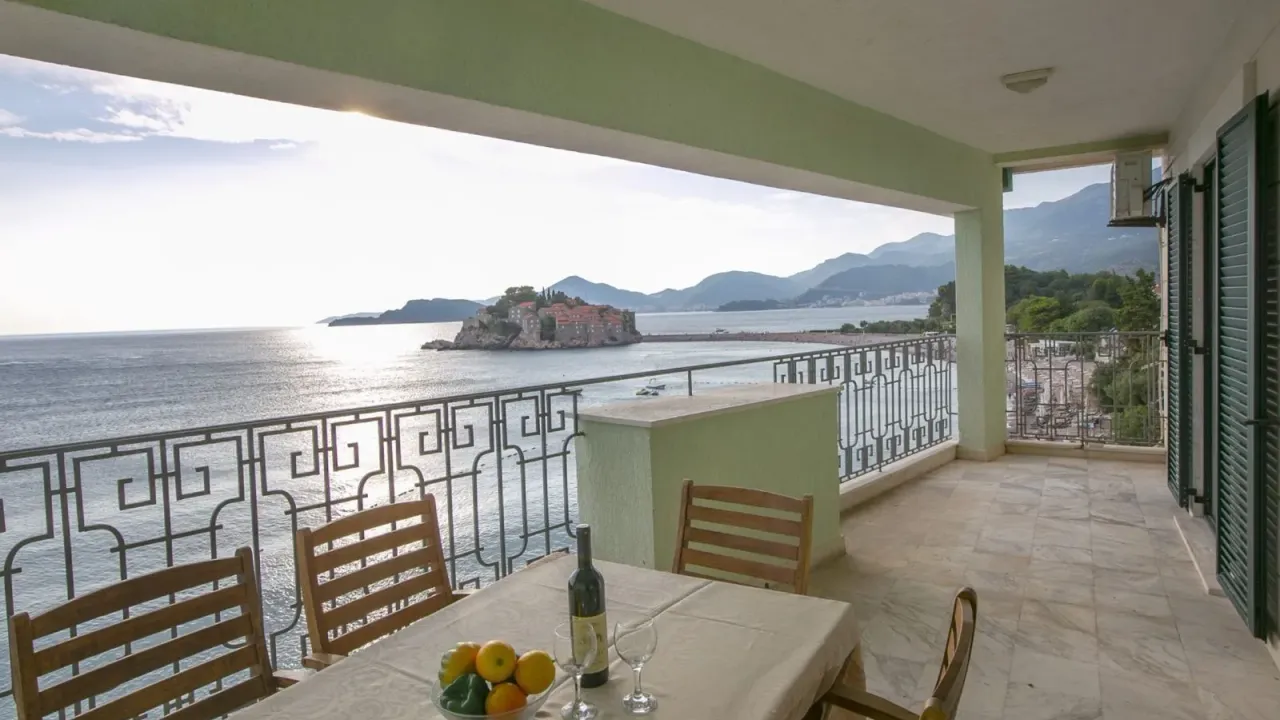 Sale, three bedroom apartment, 90m², Sveti Stefan, Budva
