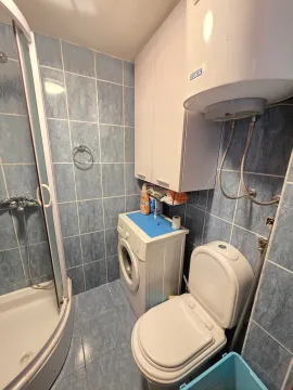 Manje kupatilo sa tuš kabinom, toaletom, veš mašinom i bojlerom. - image 9