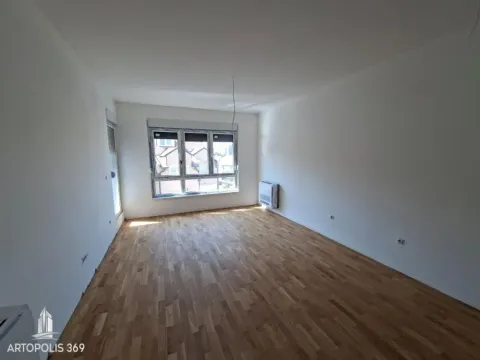 Prazna neuređena prostorija sa drvenim parketom i prozorima. - image 8