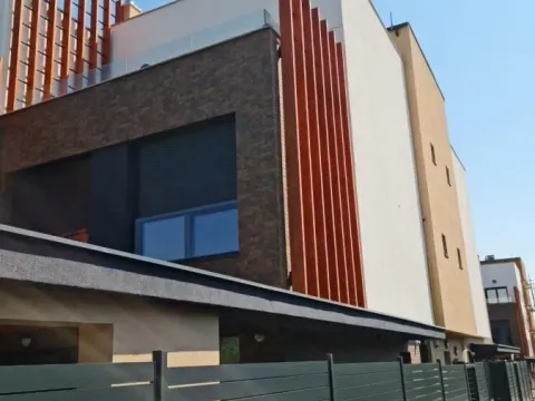 Izdavanje, kuća, 240m², Sremska Kamenica, Petrovaradin - image 17