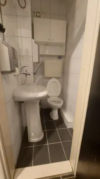 Malo kupatilo sa lavaboom i toaletnom šoljom. - image 2