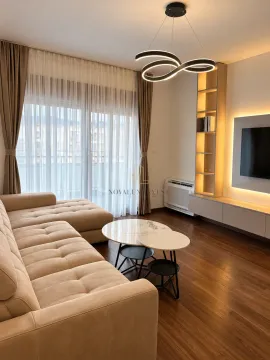 Dnevni boravak sa garniturom, stočićem i TV-om sa pozadinskim osvjetljenjem. - image 6