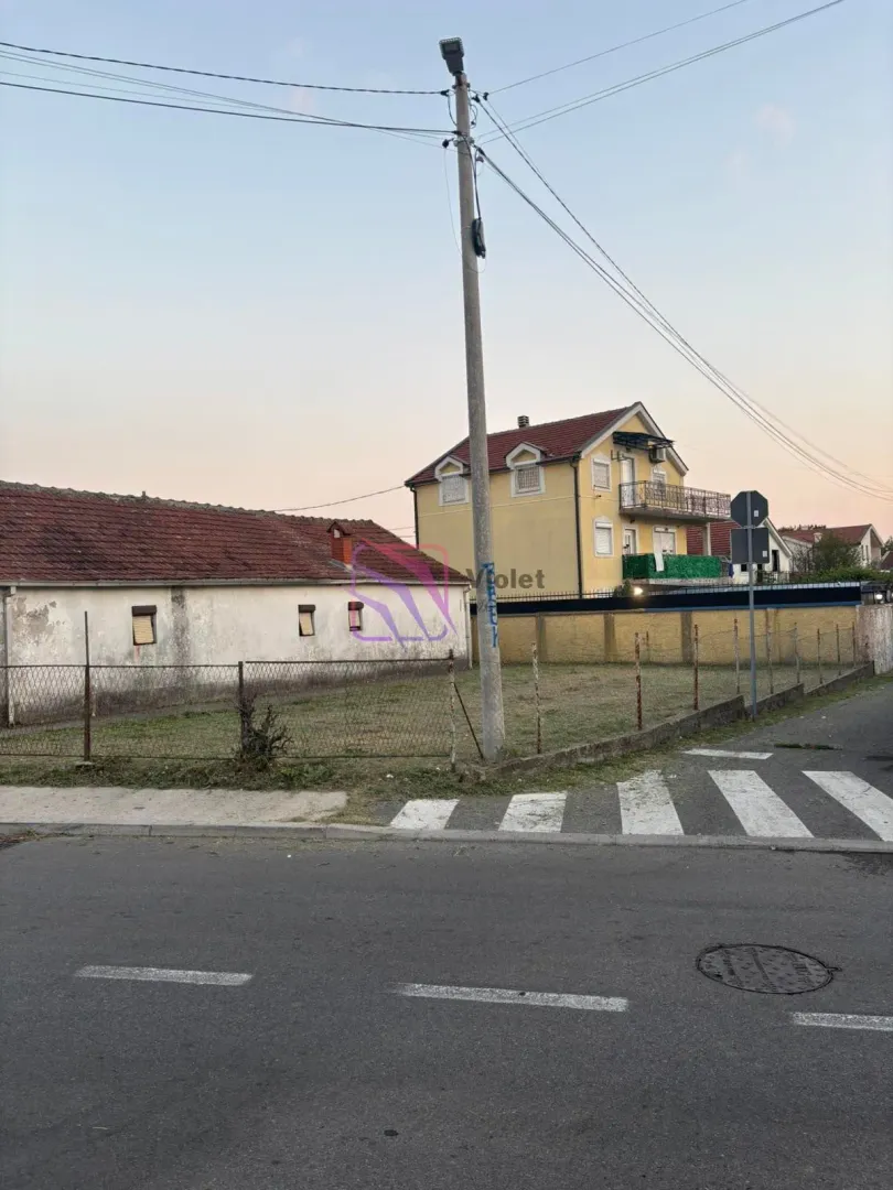 Pogled sa ulice na plac i okolne objekte.