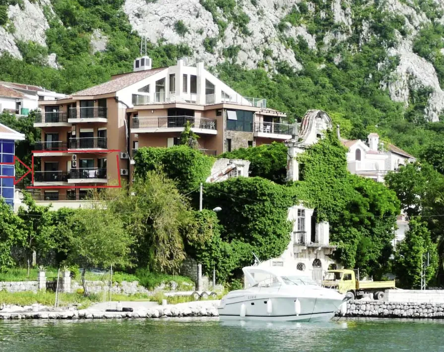 Pogled sa vode na višespratnu zgradu sa terasama.