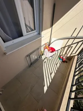 Pogled na manji popločani balkon sa priborom za čišćenje. - image 9