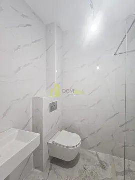 Moderno opremljeno kupatilo sa tuš kabinom i bijelim pločicama. - image 6