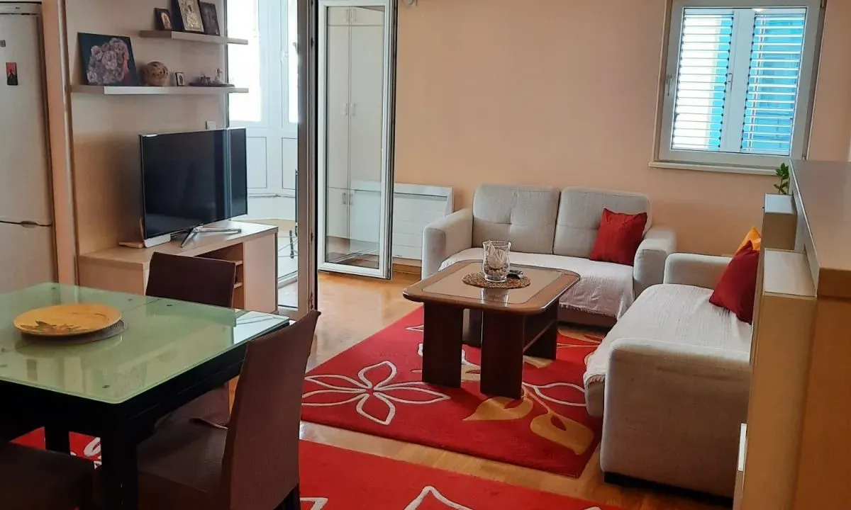 Izdavanje, dvosoban stan, 70m², Budva, Crna Gora