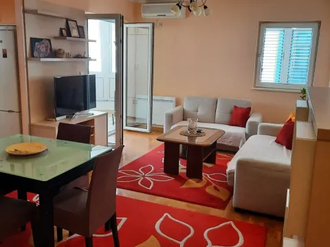 Rent, two bedroom apartment, 70m², Budva, Crna Gora - image 1