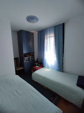 Manja spavaća soba sa dva kreveta i plakarom. - image 5
