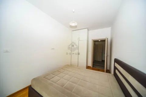 Manja spavaća soba sa bračnim krevetom i ugradnim ormarom. - image 16