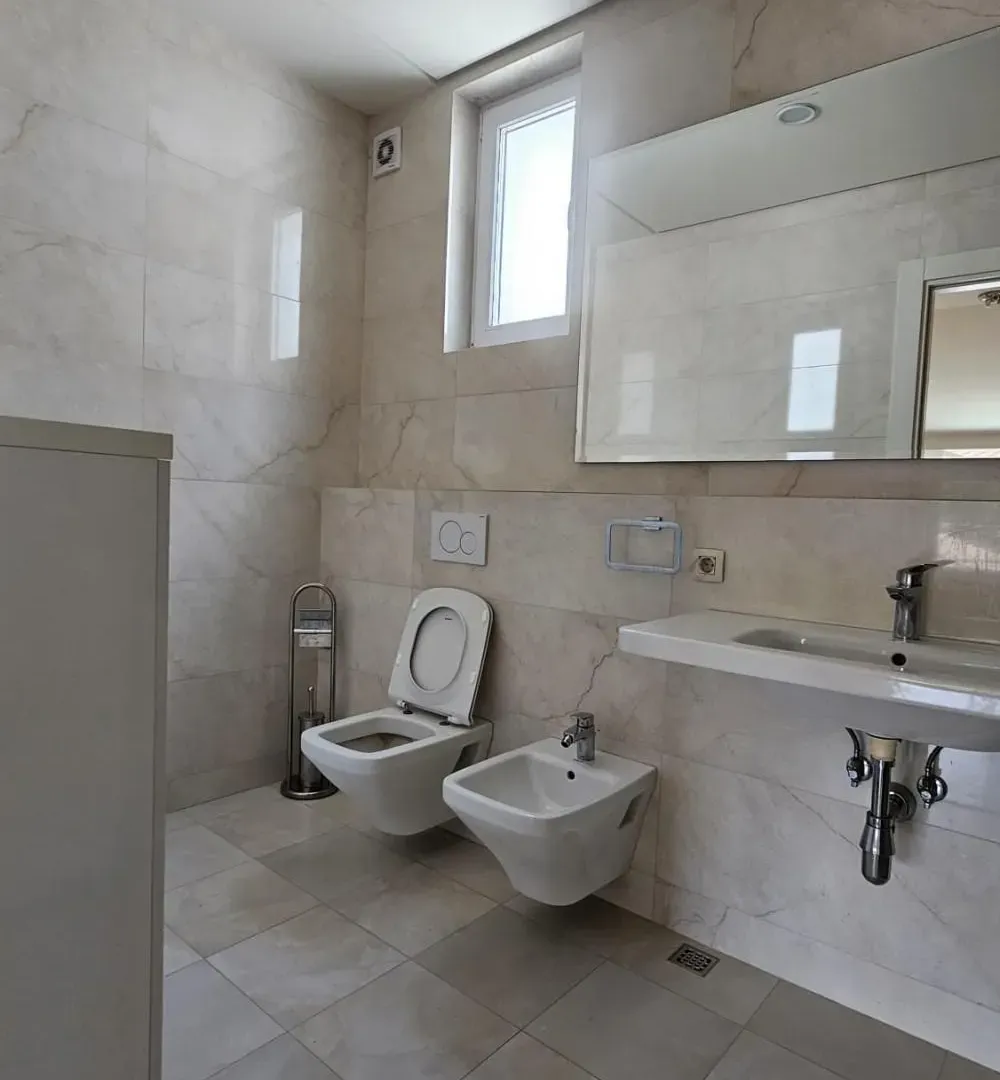 Izdavanje, četvorosoban stan, 157m², Savski Venac, Beograd