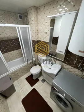 Kompaktno kupatilo sa kadom, umivaonikom, WC šoljom i veš mašinom. - image 6