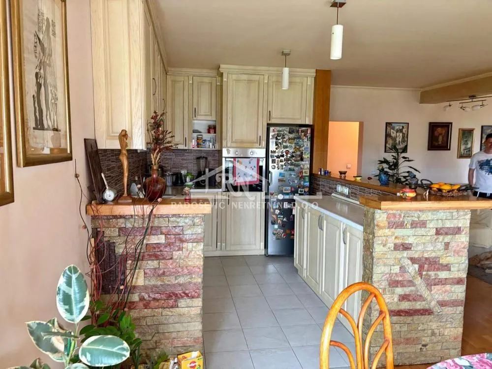 Prodaja, četvorosoban stan, 89m², Petlovo Brdo, Beograd